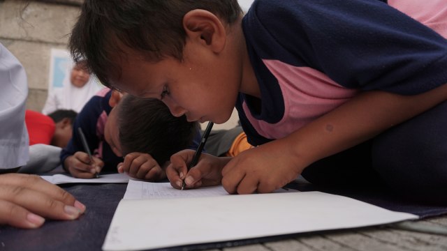 Anak Jalanan Belajar Menulis (Foto: Aditia Noviansyah/kumparan)