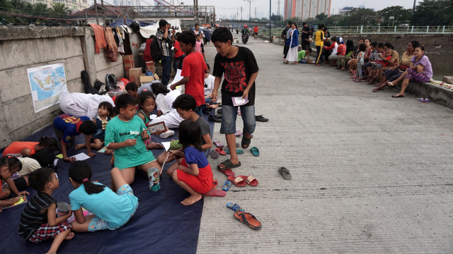 Anak Jalanan Belajar Menulis Foto: Aditia Noviansyah/kumparan