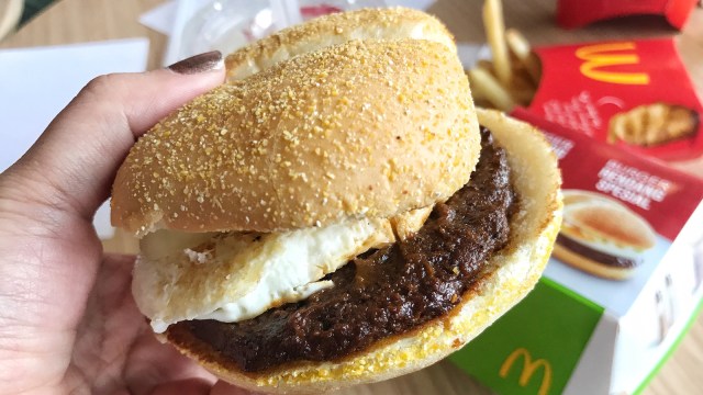 Burger Rendang McDonald's  (Foto: Stephanie Elia/kumparan)