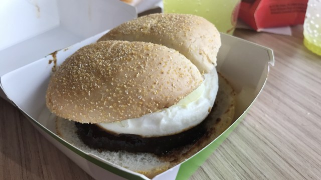 Burger Rendang McDonald's (Foto: Stephanie Elia/kumparan)