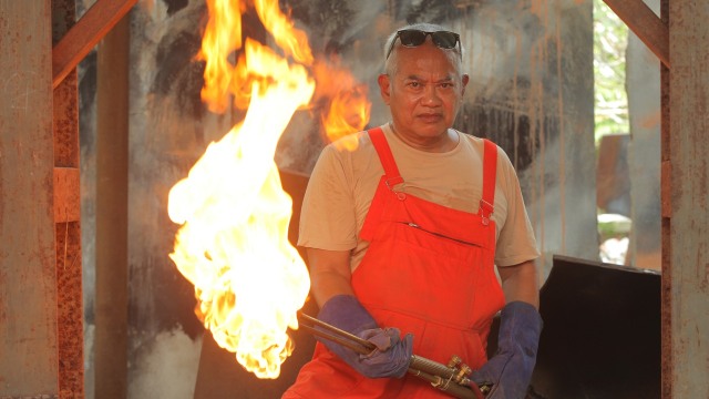 Patung menembus batas. (Foto: ANTARA/Muhammad Adimaja)