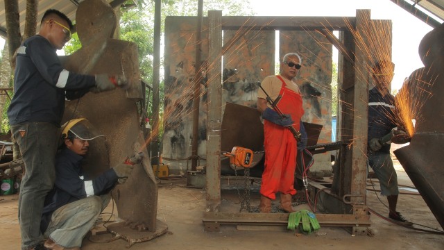 Patung menembus batas. (Foto: ANTARA/Muhammad Adimaja)