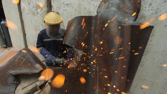 Patung menembus batas. (Foto: ANTARA/Muhammad Adimaja)