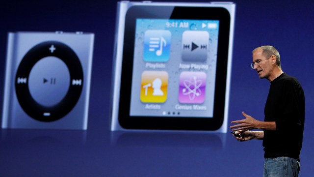 Steve Jobs perkenalkan iPod di California, 2010. Foto: REUTERS/Robert Galbraith/File Photo