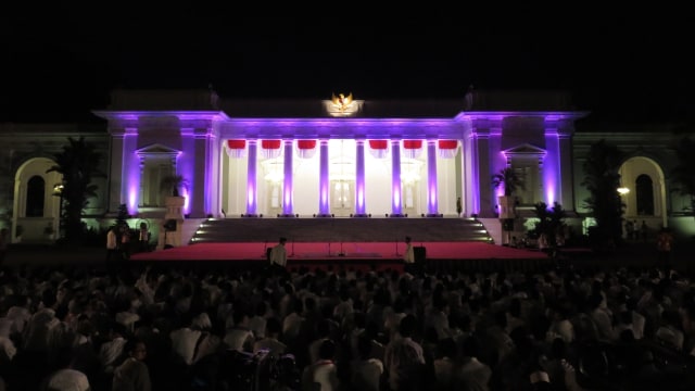 Istana Merdeka di kala malam hari (Foto: Yudhistira Amran/kumparan)
