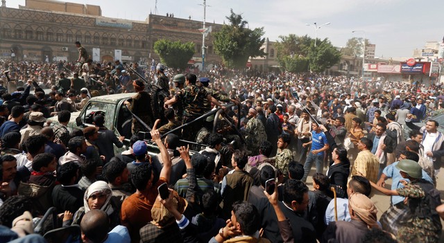 Warga yang hadir menyaksikan eksekusi mati. Foto: Reuters/Khaled Abdullah