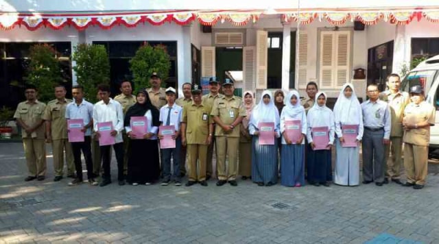 Dispendik Probolinggo Apresiasi Peraih Nilai Tertinggi UN Tingkat SMP