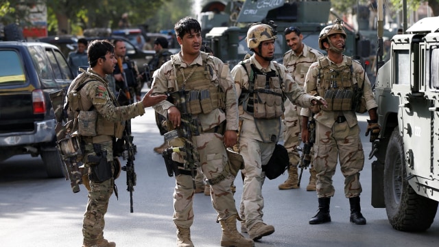 Tentara Afghanistan hasil didikan militer AS gagal mempertahankan Kabul dari serangan kelompok Taliban. Foto: Reuters