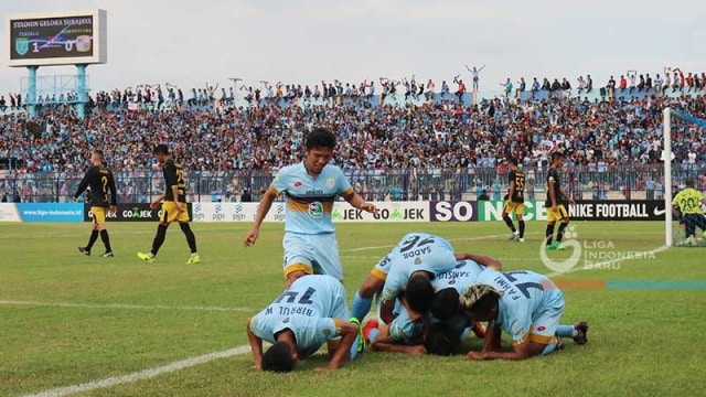Para pemain Persela merayakan gol. (Foto: PT LIB)