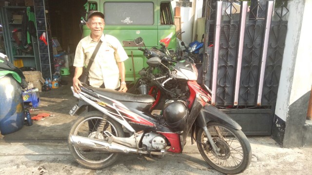 Mang Ojo bersama motornya yang mogok (Foto: Diah Harni/kumparan)