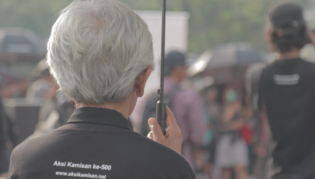 Sumarsih dan payung hitam di Aksi Kamisan. (Foto: Rakha Mufrihandhanu/kumparan)