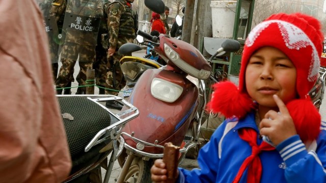 Anak-anak Uighur (Foto: Reuters/Thomas Peter)