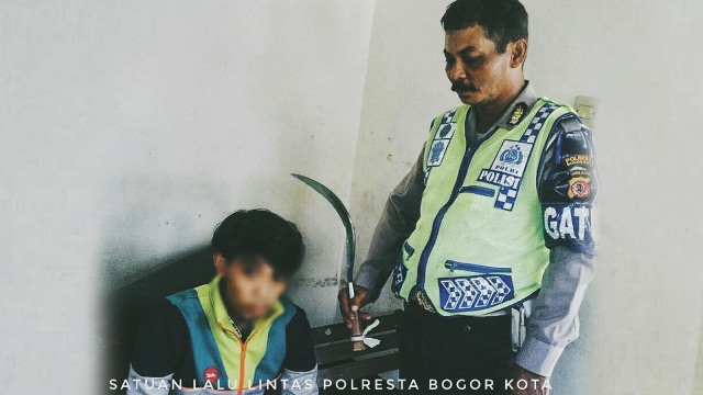 Pelajar diamankan polisi karena membawa celurit (Foto: Instagram @satlantas_polrestabogorkota)
