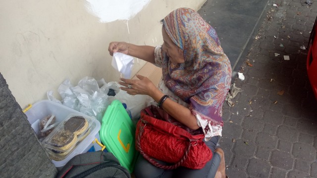 Ibu Abdul, yang menemani Abdul berjualan (Foto: Johanes Hutabarat/kumparan)