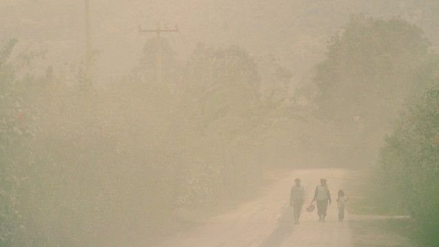 Pasca Erupsi Gunung Sinabung (Foto: Antara/Tibta Peranginangin)