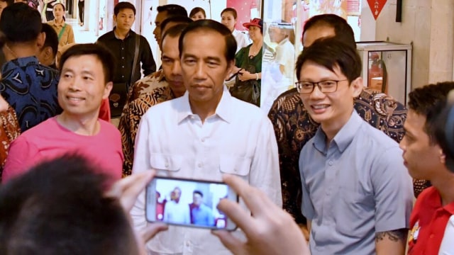 Pengunjung mall berebut berfoto bersama Jokowi (Foto: Biro Pers Setpres)