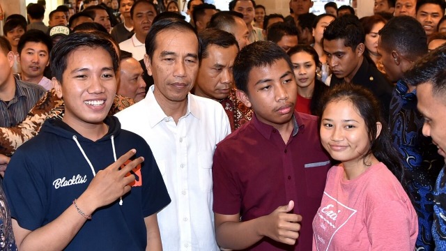Pengunjung berebut untuk berfoto bersama Jokowi (Foto: Biro Pers Setpres)