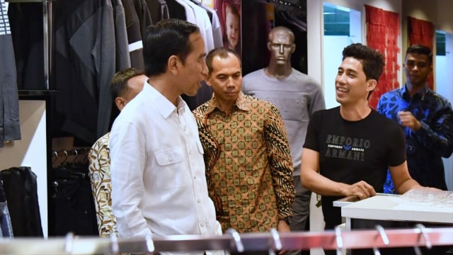 Presiden Jokowi berbincang dengan pemilik gerai. (Foto: Biro Pers Setpres)