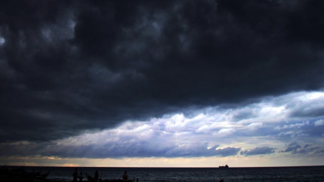 Ilustrasi cuaca buruk (Foto: ANTARA FOTO/Rahmad)
