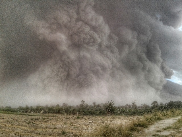 Gunung Sinabung meletus Rabu 2 Agustus (Foto: ANTARA FOTO/Maz Yons)