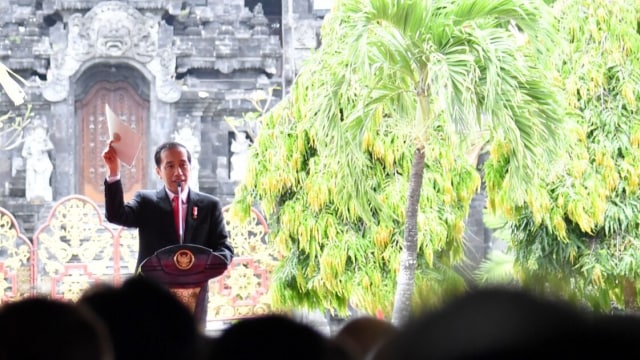 Joko Widodo Bagi Sertifikat Tanah di Kuta, Bali (Foto: Dok. Biro Pers Setpres)