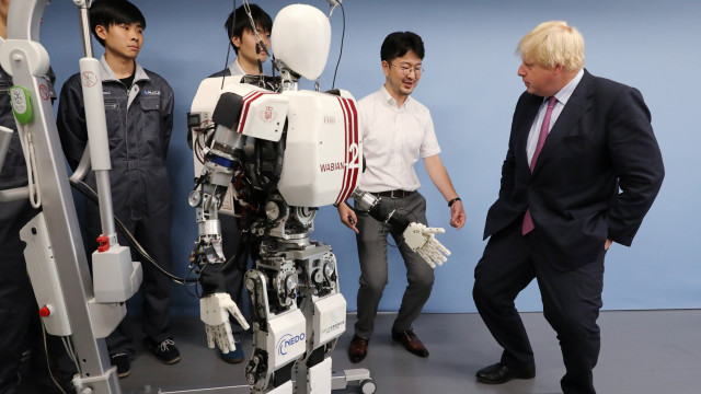 Robot humanoid Wabian2 karya peneliti Univ. Waseda (Foto: REUTERS/Eugene Hoshiko)