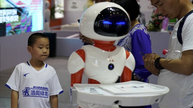 Robot Wabian2 garapan peneliti Univ. Waseda. (Foto: REUTERS/Eugene Hoshiko)