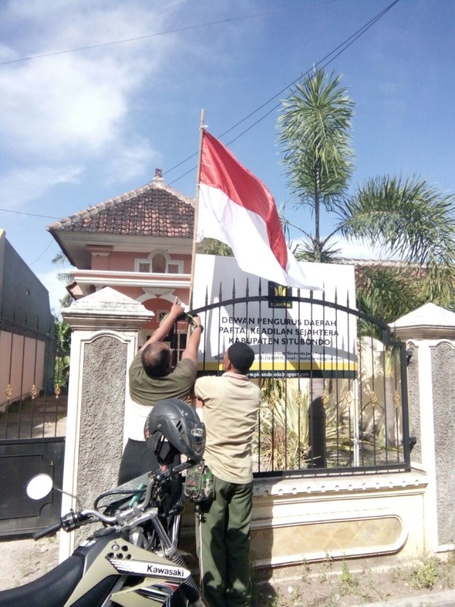 Bendera di Kantor DPD PKS yang sudah diperbaiki (Foto: Istimewa)