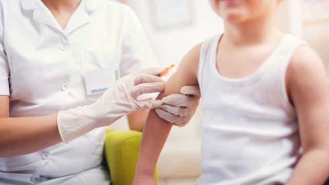 Ilustrasi vaksin untuk anak. Foto: Shutter Stock