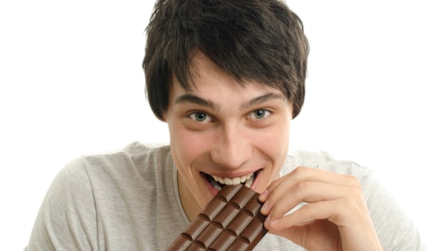 Ilustrasi pria konsumsi cokelat (Foto: Thinkstock)