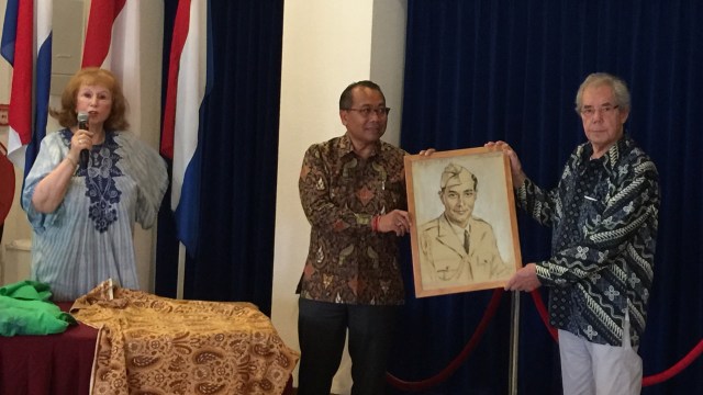 Penyerahan lukisan Sultan Hamid II (Foto: Dok. Eddy Santosa/kumparan)