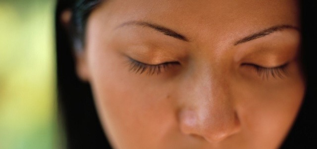 Menutup mata membantu mengingat (Foto: economy.sg)
