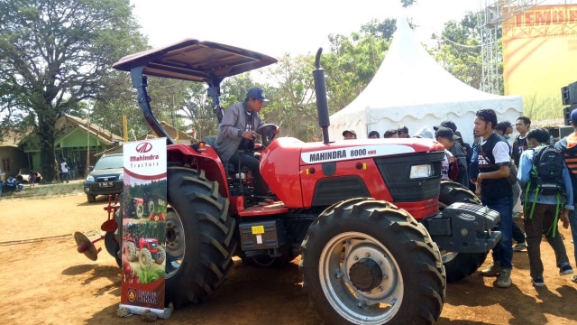 Kementan memberikan satu unit traktor. (Foto: Kelik Wahyu/kumparan)