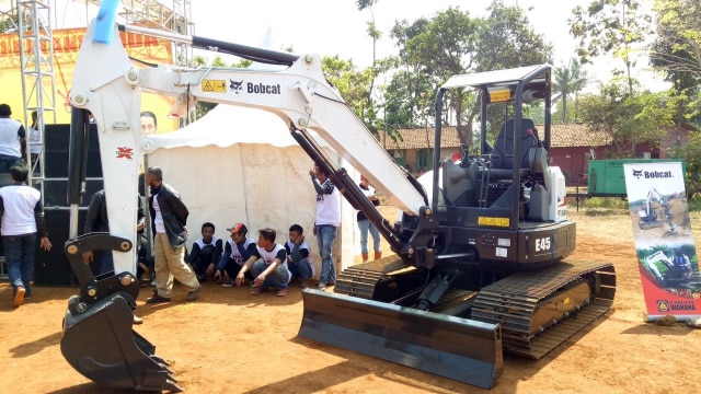 Kementan memberikan satu unit eskavator. (Foto: Kelik Wahyu/kumparan)