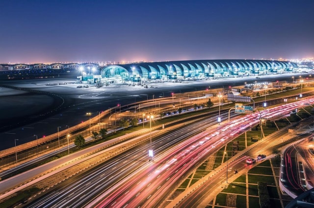 Pemandangan malam hari bandara Dubai. (Foto: Instagram/dubaiairports)