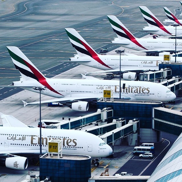 Pesawat Emirates di bandara Dubai. (Foto: Instagram/dubaiairports)