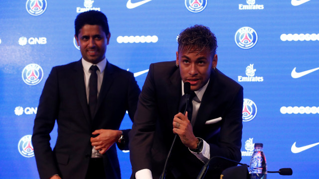 Neymar bersama Nasser Al Khelaifi. (Foto: Reuters/Christian Hartmann)