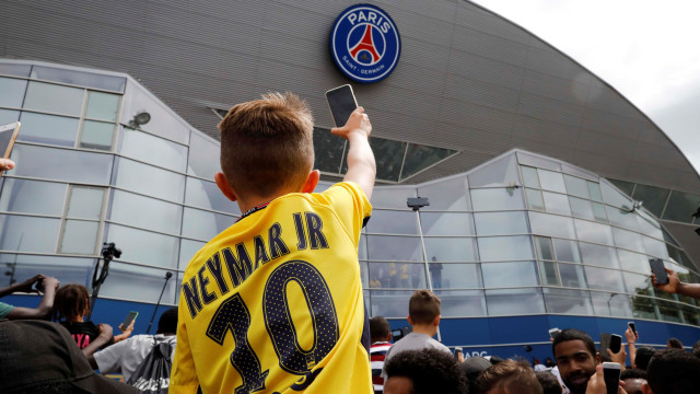 Fans PSG bisa jadi korban transfer Neymar. (Foto: Reuters/John Schults)