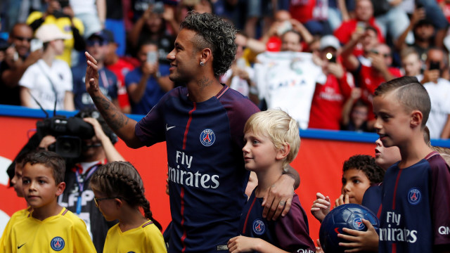 Neymar ketika diperkenalkan ke suporter PSG. (Foto: Reuters/Christian Hartmann)