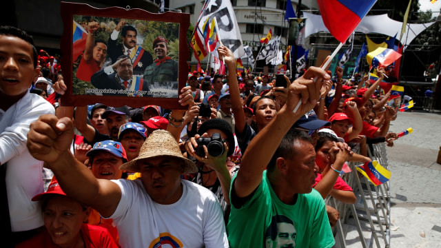 Massa pro-Maduro di Caracas (Foto: REUTERS/Carlos Garcia Rawlins)