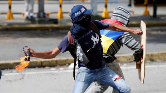 Demonstran bentrok dengan aparat di Caracas (Foto: REUTERS/Andres Martinez Casares)