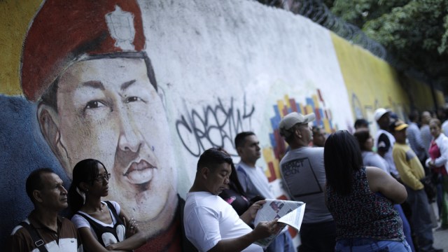 Mural wajah Hugo Chavez di Caracas (Foto: REUTERS/Ueslei Marcelino)