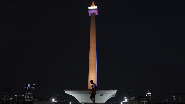 Monas disorot lampu warna ASEAN. (Foto: Antara/Wahyu Putro A)