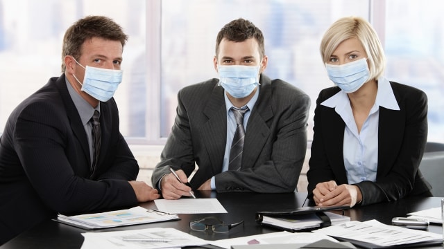 Sebaiknya kenakan masker saat flu (Foto: Thinkstock)