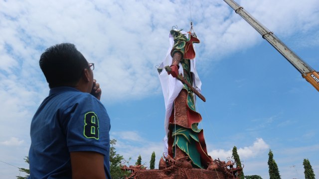 Penutupan Patung di Tuban. (Foto: Antara/Aguk Sudarmojo)