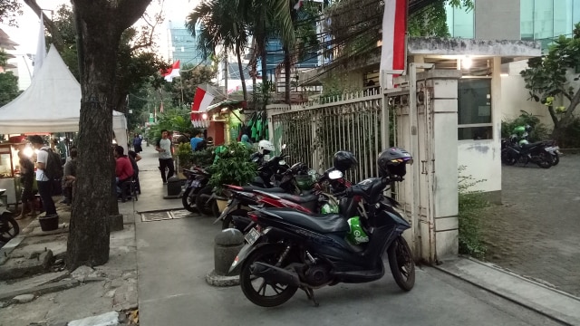 Pengemudi ojek online parkir di trotoar (Foto: Fahrian Saleh/kumparan)