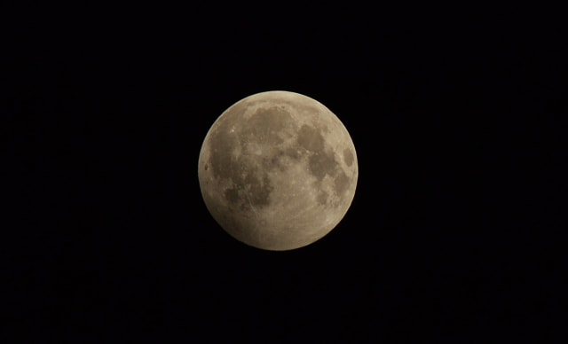 Fenomena gerhana bulan. (Foto: Muhammad Iqbal/kumparan)