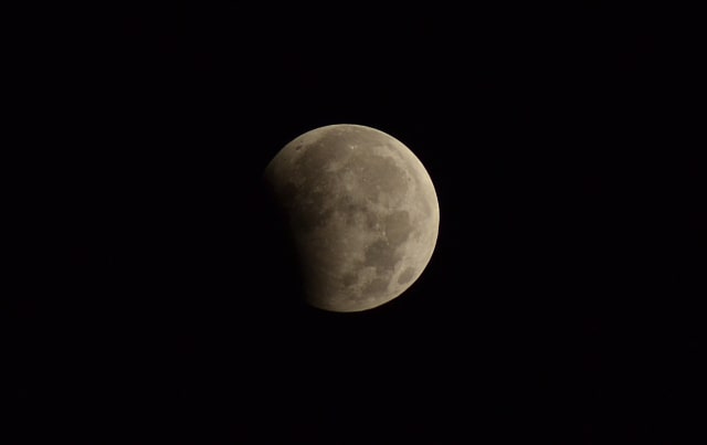 Gerhana bulan. (Foto: Muhammad Iqbal/kumparan)