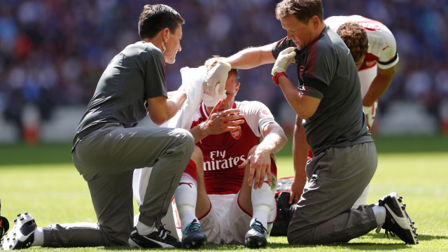 Mertesacker saat mendapat perawatan. (Foto: Reuters/Andrew Couldridge)