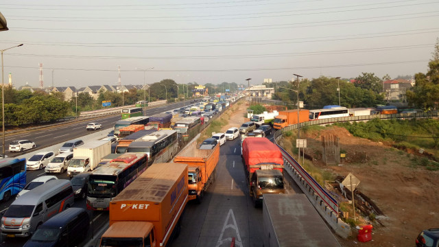 Kemacetan tol Jakarta-Cikampek arah Bekasi. (Foto: Jihad Akbar/kumparan)